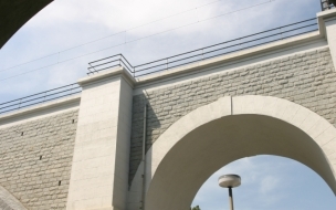 Řádkové zdivo mostu